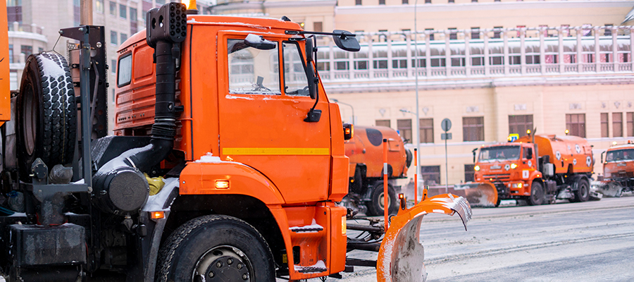 snow-remove-machine-with-crew-streets-b.jpg